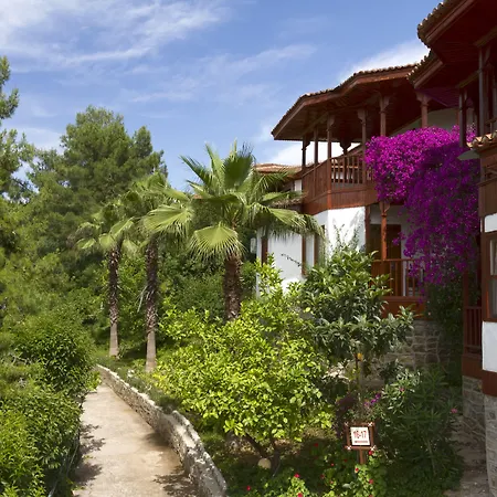 Club & Letoonia منتجع